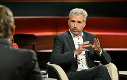 Tübingens Oberbürgermeister Boris Palmer erläutert Moderator Markus Lanz, warum er positiv auf die von Bundeskanzler Friedrich M