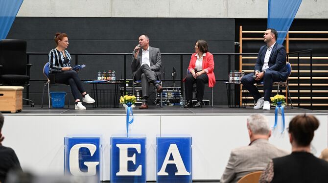 Beim GEA-Wahlpodium stellt GEA-Redakteurin Cordula Fischer die Bürgermeisterkandidaten Gerrit Elser, Nadine Carle und Michael Sc