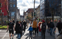 Multikulturell und friedlich: Passantenstrom in der Unteren Wilhelmstraße.