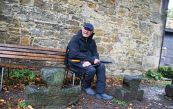 Rainer Krimmel vertieft sich für seine Führung gerne in historische Bücher.