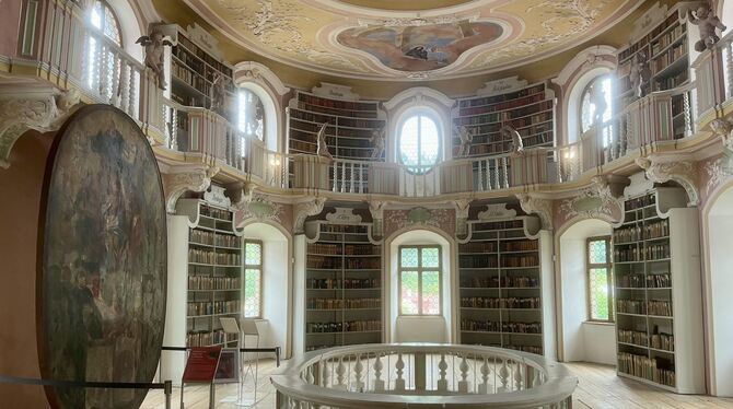 Die Bibliothek des Klosters St. Mang beeindruckt mit ihrem ovalen Innenraum.