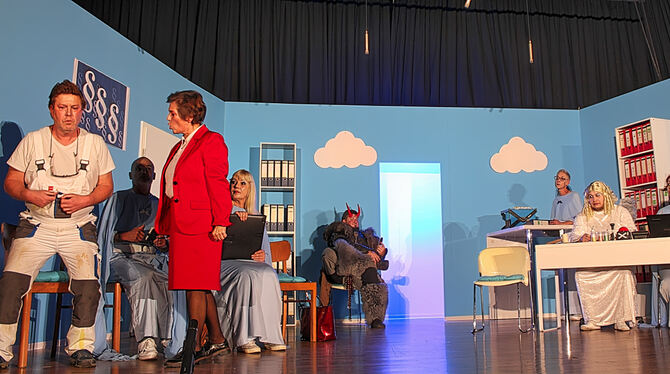 Theaterstück »Wo bitte gehts zum Himmel«, Moo´spritzer Sondelfingen. Beim Jüngsten Gericht würde Luise Holme (Sabine Külschbach, links) ihren Mann Wilhelm (Thomas Linster) gar zu gerne in die Hölle