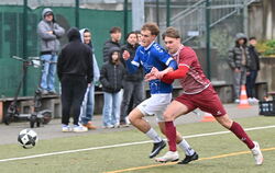 Die Pfullinger Zweite mit Joshua Haid (links) lassen der SG Reutlingen um Alessio Dayanir keine Chance.