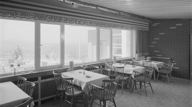 Etwa 1965 - Gaststättenraum mit Fensterfront, draußen Terrasse: Um welches Lokal handelt es sich?