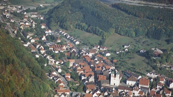 1972 - Ortsansicht in einem Tal mit markanter Kirche: Welcher Ort ist hier abgelichtet?