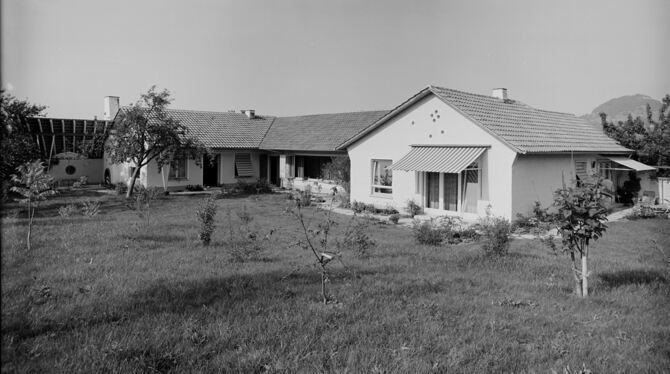 Etwa 1955 - Architekturfotografie eines Wohnhauses, im Hintergrund die Achalm: Wo steht oder stand dieses Gebäude?