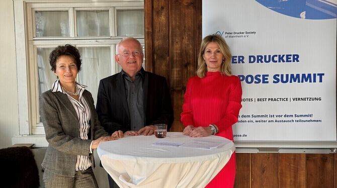 Drucker Summit 2025 Von links: Maria Spindler (Referentin), Prof. Winfried Weber (Organisator) und Melanie Whittaker (Referentin) eröffneten in Kirc