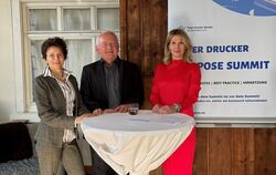 Von links: Maria Spindler (Referentin), Prof. Winfried Weber (Organisator) und Melanie Whittaker (Referentin) eröffneten in Kirc