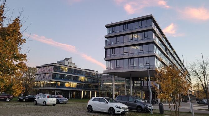 Landratsamt Tübingen Die Abendsonne färbt die Wolken über dem Tübinger Landratsamt in sanftes Rosa. Rosige Zeiten für den Kreishaushalt indes lassen