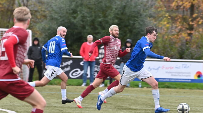 Bezirksliga Alb SG Reutlingen Vfl Pfullingen 2 Nicht zu stoppen. Elias Lachenmann (vorne, blau) eilt Simon Hanle (rot, SG Reutlingen) davon.