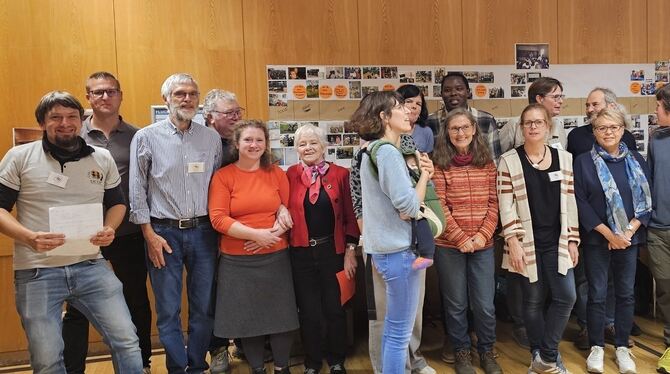 Die Gründer von Uhuru: ganz links Jonas Puhm (mit Zettel), dahinter Adrian Struch und etwas weiter rechts mit Oberteil in Orange Die Gründer von Uhuru: ganz links Jonas Puhm (mit Zettel), dahinter Adrian Struch und etwas weiter rechts mit Oberteil in Orange