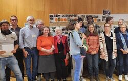 Die Gründer von Uhuru: ganz links Jonas Puhm (mit Zettel), dahinter Adrian Struch und etwas weiter rechts mit Oberteil in Orange