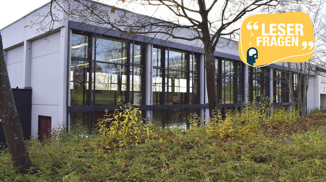 Leserfrage, Gemeindehalle Walddorfhäslach, Fenster Das offene Fenster ist auf dieser Ansicht der Turn- und Gemeindehalle Walddorfhäslach erst bei ganz genauem Hinsehen erkennbar: