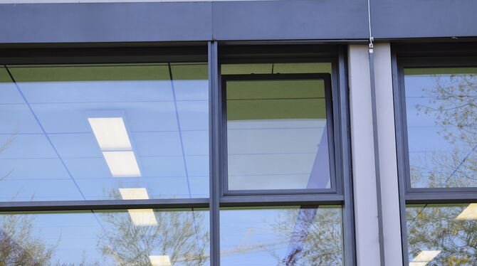 Leserfrage, Sporthalle, Fenster, Walddorfhäslach Die Nahaufnahme macht's deutlich: Hier kann nicht nur frische Luft, sondern auch Kälte hineinfließen.