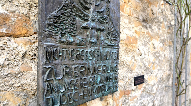 Gedenktafel; Heimatmuseumsgarten; Juden; Reutlingen; Erinnerung; Pogromnacht Diese Gedenktafel im Heimatmuseumsgarten erinnert an die in Vernichtungslagern ermordeten jüdischen Mitbürgerinnen und Mitbürge