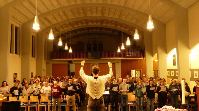 Der Riesenchor füllt schon die Hälfte der Sitzplätze im Kirchenschiff. Beim Auftritt werden die Sänger auf Podesten stehen.