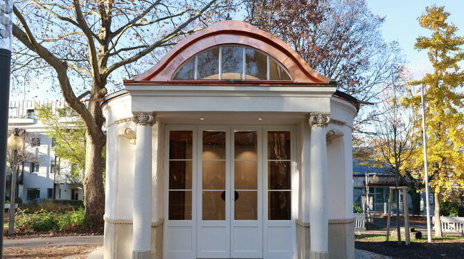 2025-11-06 Pavillon,Fertigstellung,Pfullingen,Laiblinspark Das Dach glänzt, die Fassade leuchtet: Der Pavillon im Laiblinspark ist ein Hingucker.