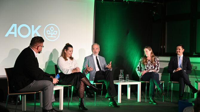 AOK-Podium; »Für mehr geusnde Lebensjahre«; Oertel + Spörer-Saal; Diskussionsrunde GEA-Nachrichtenchef David Drenovak (von links) mit Marion Rostam, Thomas Reumann, Marion Bär und Maximilian Menton beim AOK-Podi