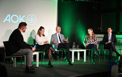 GEA-Nachrichtenchef David Drenovak (von links) mit Marion Rostam, Thomas Reumann, Marion Bär und Maximilian Menton beim AOK-Podi