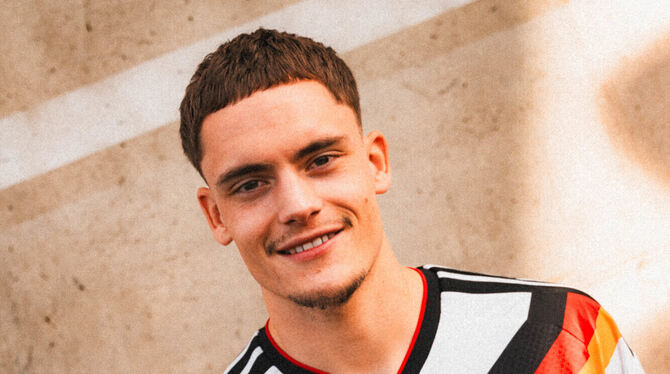 lby, bay, Fußball, Sport Das neue WM-Trikot der deutschen Fußball-Nationalmannschaft kommt gut bei den Fans an.