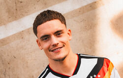 Das neue WM-Trikot der deutschen Fußball-Nationalmannschaft kommt gut bei den Fans an.