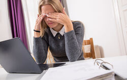 Mobbing findet oft am Arbeitsplatz statt. Frauen sind häufiger betroffen als Männer.