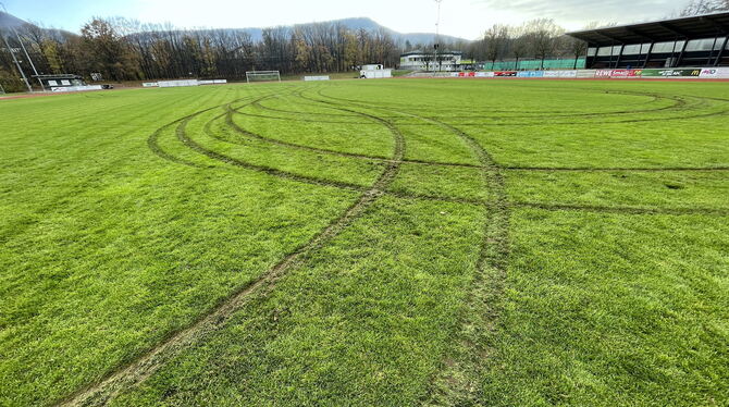 TV Belsen Fußballfeld Vandalismus im Ernwiesenstadion: Der Sportplatz des TV Belsen ist durch einen unbekannten Autofahrer zerstört worden