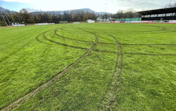 Vandalismus im Ernwiesenstadion: Der Sportplatz des TV Belsen ist durch einen unbekannten Autofahrer zerstört worden