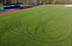 Der Belsener Sportplatz nach der nächtlichen Zerstörungsfahrt DROHNENFOTO TILMANN STEBLI_