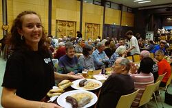 Jungmusikerin Helene Reiff brachte den hungrigen Gästen zwei Schlachtplatten