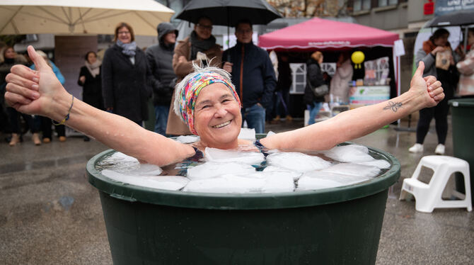 Ein eiskaltes Vergnügen: Diese Dame hat die Challenge problemlos gemeistert.