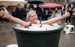 Ein eiskaltes Vergnügen: Diese Dame hat die Challenge problemlos gemeistert.