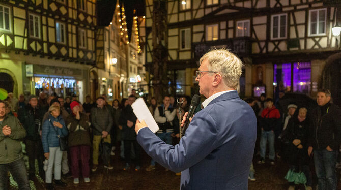 Eine Stunde nach Schließung der Wahllokale gibt Bürgermeister Elmar Rebmann das Ergebnis des Bürgerentscheids bekannt: Mit knapp
