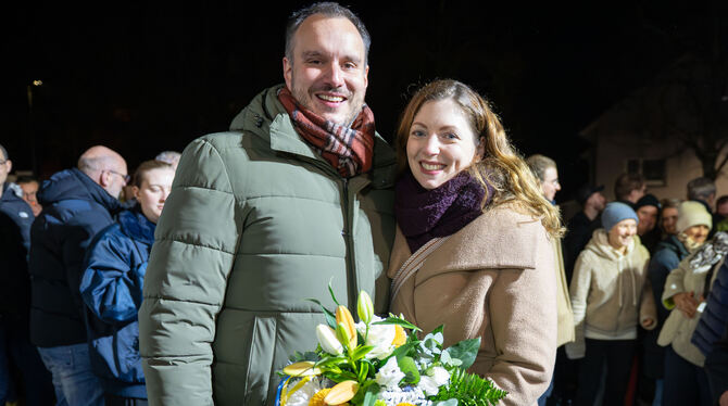 Wahl Sonnenbühl ahlsieger Michael Schmidtfreute sich mit seiner Frau Sarah über den klaren Wahlsieg in der ersten Runde.