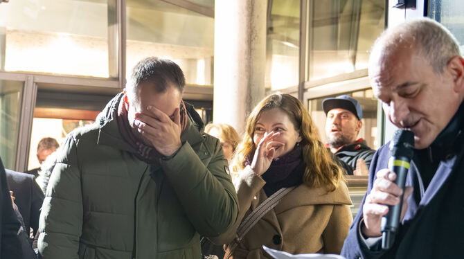 Sonnenbühl BM-Wahl Michael Schmidt war ehrlich überrascht, als sein Vorgänger Uwe Morgenstern (rechts) das Ergebnis verkündete.