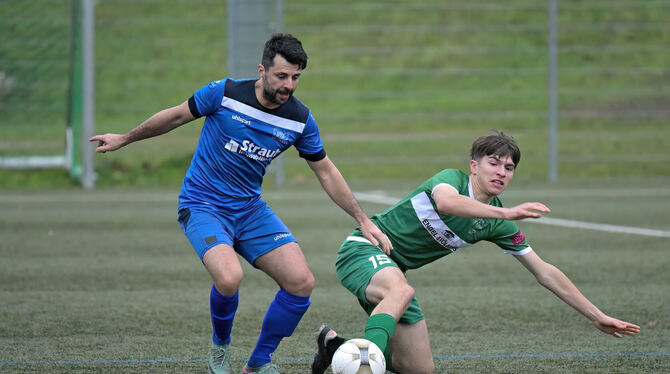 Bezirk Alb, Fussball, KL A2, Kreisliga A2, Maenner, Saison 2025/26, Wuerttemberg, wfv Teixeira Rebelo (links, TuS Metzingen) im Zweikampf mit Jakob Doeffinger vom TSV Eningen.