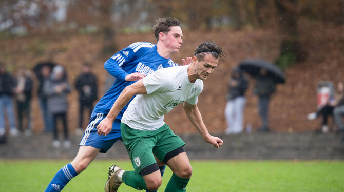 Momentan nicht zu halten: Sickenhausens Paul Prochiner (weißes Trikot) gegen SV Zainingens Elias Möck. Momentan nicht zu halten: Sickenhausens Paul Prochiner (weißes Trikot) gegen SV Zainingens Elias Möck.