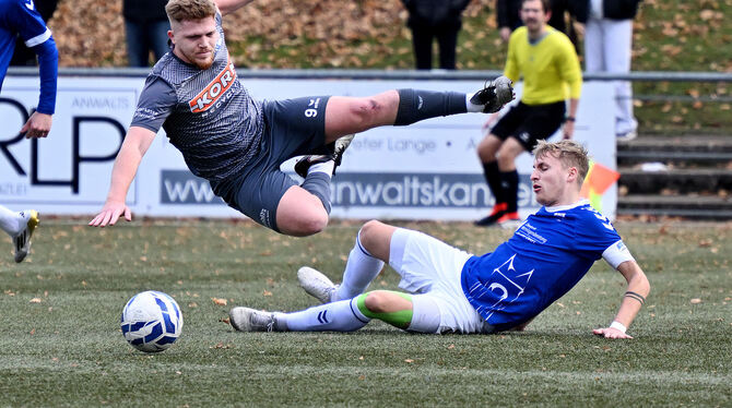Ein Bild, das zum ruppigen Spiel passt: VfL-Kapitän Sven Packert (rechts) grätscht gegen Albstadts Denis Mazrekaj. FOTO: PIETH Ein Bild, das zum ruppigen Spiel passt: VfL-Kapitän Sven Packert (rechts) grätscht gegen Albstadts Denis Mazrekaj. FOTO: PIETH