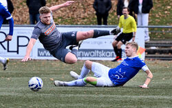 Ein Bild, das zum ruppigen Spiel passt: VfL-Kapitän Sven Packert (rechts) grätscht gegen Albstadts Denis Mazrekaj. FOTO: PIETH