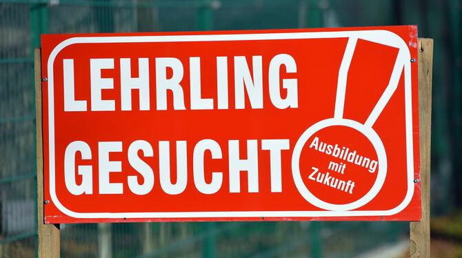 brb, Arbeit, Soziales, Ausbildung, Arbeitsmarkt, Bildung, Deutschland, Beruf, Lehre, Schild, Schriftzug, Zukunft, Fachkräftemang Viele Betriebe in Baden-Württemberg suchen weiter Nachwuchs – noch sind viele Ausbildungsplätze frei. Doch sprachliche und fachl