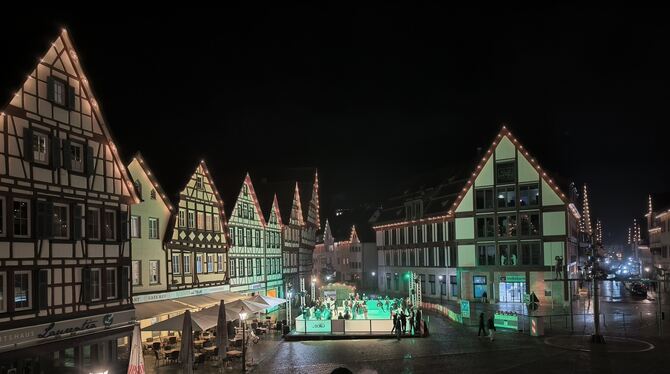 Die Kunsteisbahn auf dem Marktplatz von Bad Urach in Weihnachtsbeleuchtung. FOTO: FINK Die Kunsteisbahn auf dem Marktplatz von Bad Urach in Weihnachtsbeleuchtung. FOTO: FINK