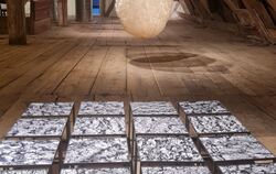 In der Münsinger Zehntscheuer ergaben Arbeiten dreier Künstler ein großes Ganzes. Vorn Fotos von Gert Wiedmaier, in der Mitte  e