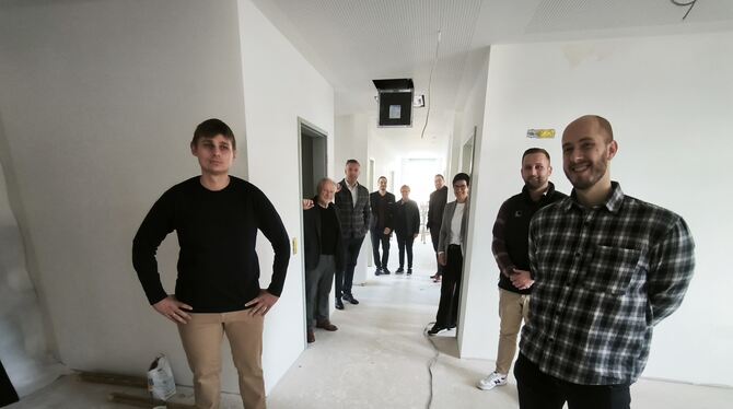 Auf der Baustelle des künftigen Ärztehauses: Die beiden Ärzte Johannes Jakober (links) und Dr. Vincent Müller (rechts) werden hi