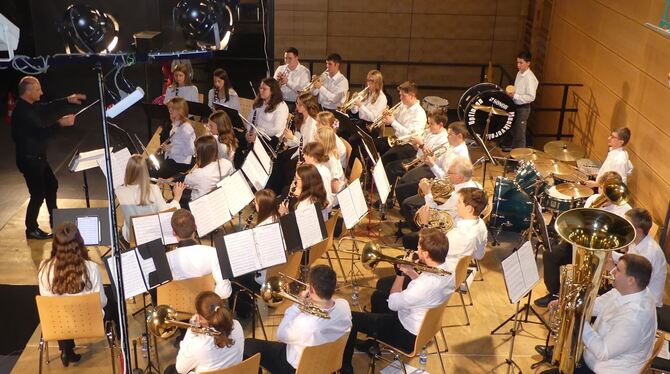 Unter musikalischer Leitung von Dietmar Pelz ließen zwei große Jugendkapellen aus elf Vereinen Blasmusik, wie sie zukünftig sein Unter musikalischer Leitung von Dietmar Pelz ließen zwei große Jugendkapellen aus elf Vereinen Blasmusik, wie sie zukünftig sein