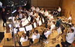 Unter musikalischer Leitung von Dietmar Pelz ließen zwei große Jugendkapellen aus elf Vereinen Blasmusik, wie sie zukünftig sein