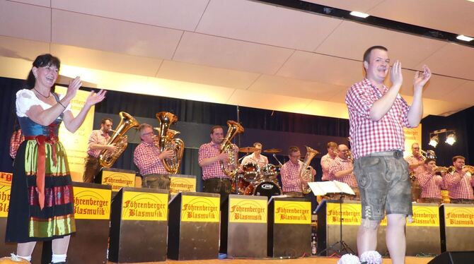 Dirigent Toni Hinderer wandte sich auch dem Publikum zu und förderte damit die gute Stimmung in der Gutenberghalle. FOTO: SANDE Dirigent Toni Hinderer wandte sich auch dem Publikum zu und förderte damit die gute Stimmung in der Gutenberghalle. FOTO: SANDE