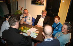 In der Jugendarbeit aktive Ehrenamtliche aus dem Landkreis  im Gespräch mit Landrat Dr. Ulrich Fiedler wie die Juleica im Kreis