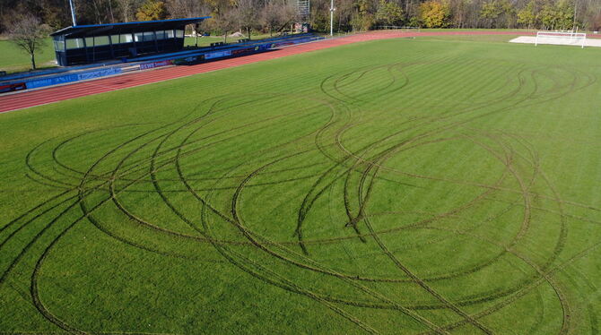 TV Belsen Sportplatz Der Belsener Sportplatz nach der nächtlichen Zerstörungsfahrt