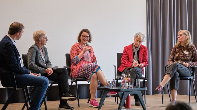 Metzingen Hospizfachtag Andreas Herpich (von links), Dr. Marion Daun, Carola Riehm, Maria Knab und Anke Bächtigter unterhielten sich beim Hospizfachtag