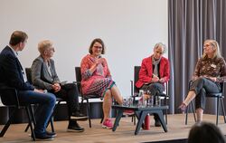 Andreas Herpich (von links), Dr. Marion Daun, Carola Riehm, Maria Knab und Anke Bächtigter unterhielten sich beim Hospizfachtag